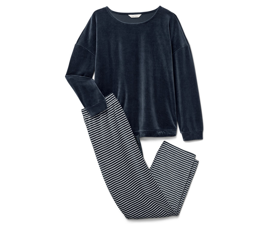 Tengerészkék, hosszú ujjú, bársony felső és csíkos nadrág.