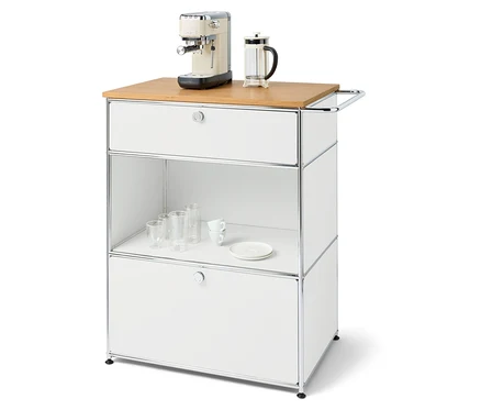 Kávéfőző és french press egy fehér komód tetején, fiókokkal és egy polccal, poharakkal és tányérral.