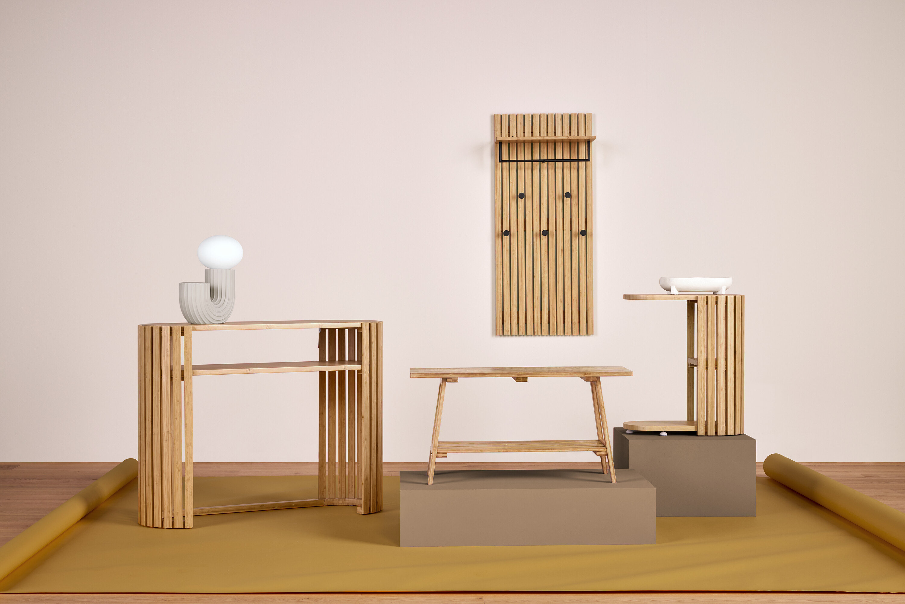 Világos fa bútorok egy szobában elrendezve.