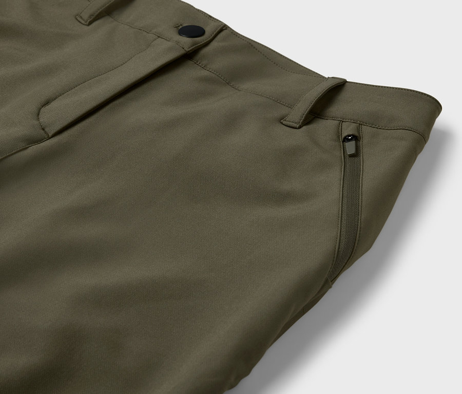 Olívazöld nadrág részlete cipzáras zsebbel.