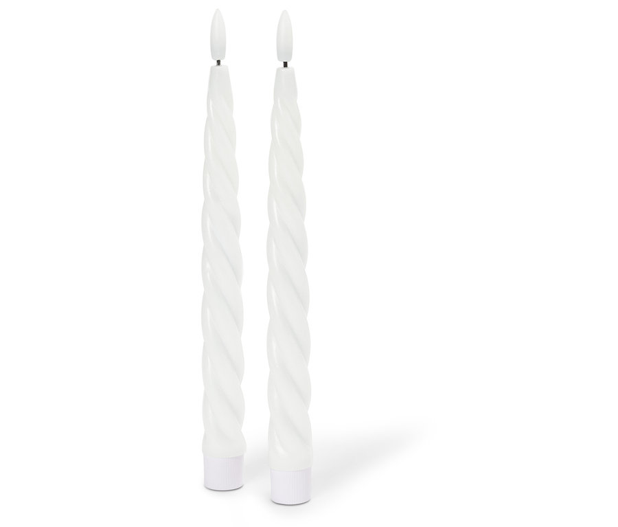 Két csavart, fehér LED gyertya áll fehér háttér előtt.