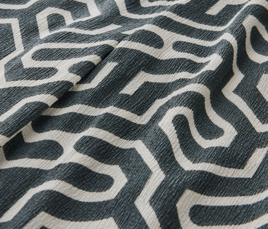 Közeli kép a nyomott mintás, gyűrött hatású belebújós nadrágról.