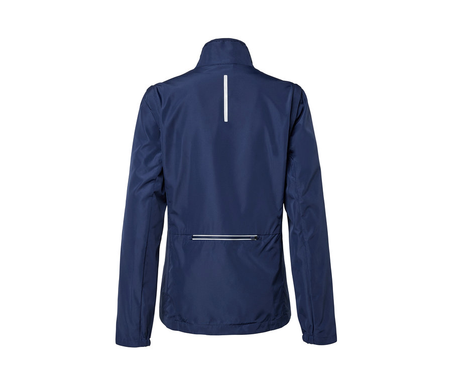 Egy sötétkék, 2 az 1-ben kerékpáros kabát hátuljának közeli felvétele.