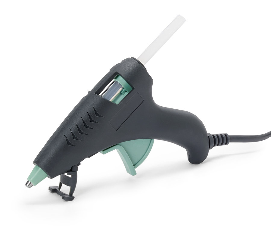 Szürke ragasztópisztoly átlátszó ragasztórúddal.