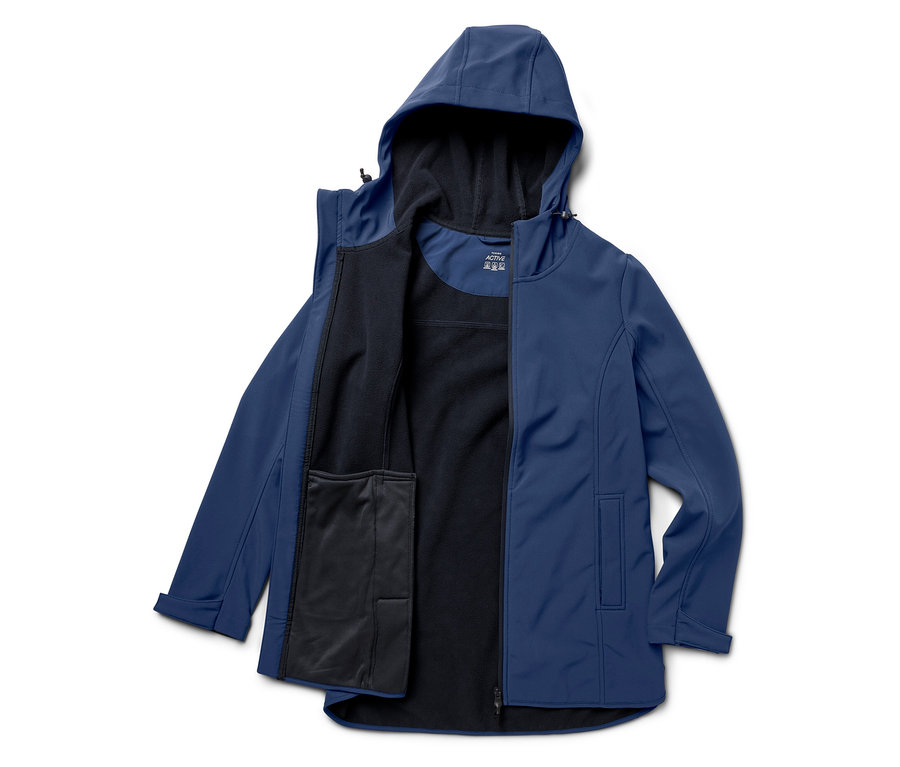 Kék softshell kabát kapucnival, nyitva, fekete béléssel.