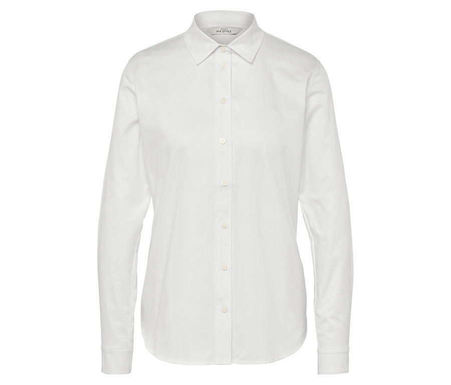 Fehér, hosszú ujjú, gombos ing.