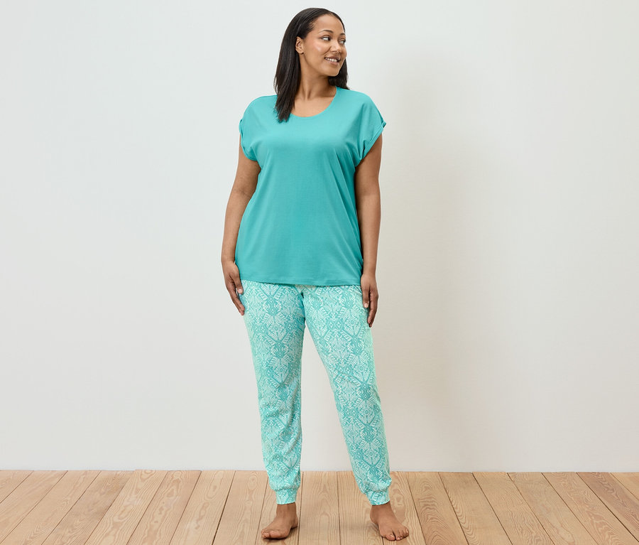 Nő pizsama szettben.