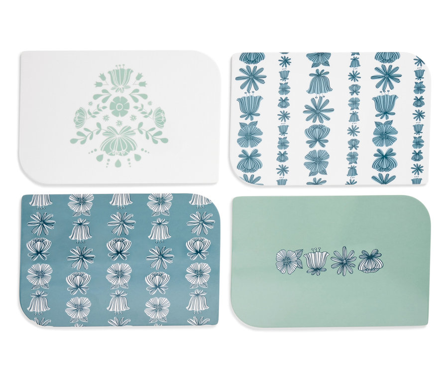 Négy téglalap alakú alátét kék és fehér virágmintákkal.
