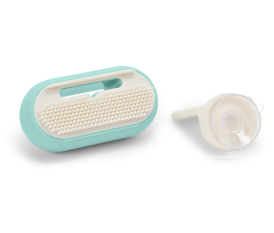 Türkizkék kefe fehér sörtékkel és egy fehér tölcsér fehér háttéren.