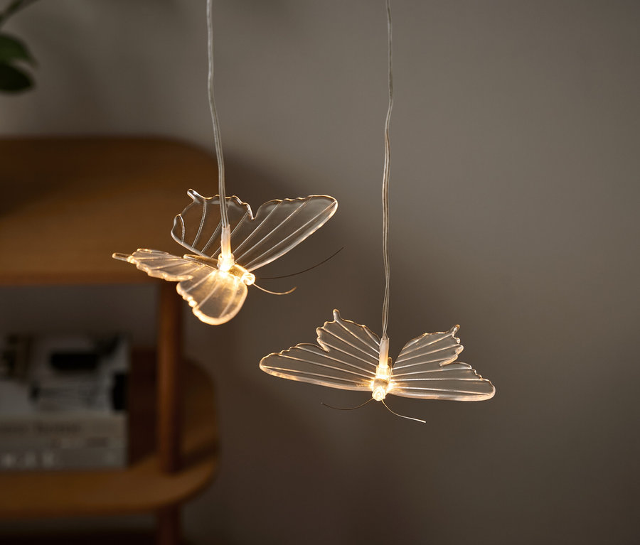 Két pillangó alakú lámpa lóg a mennyezetről.