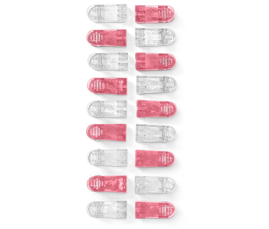 Közelkép 20 textિલcsipeszről, felváltva rózsaszín és átlátszó.