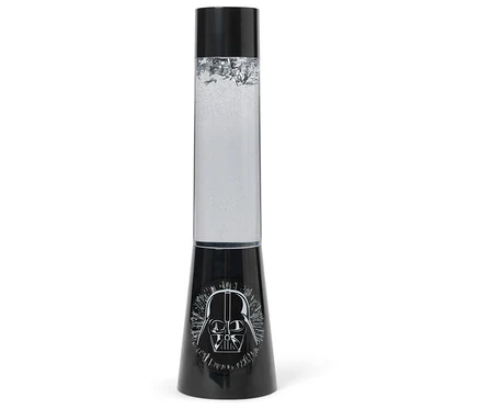 Egy fekete lávalámpa Darth Vader mintával a talpazaton.
