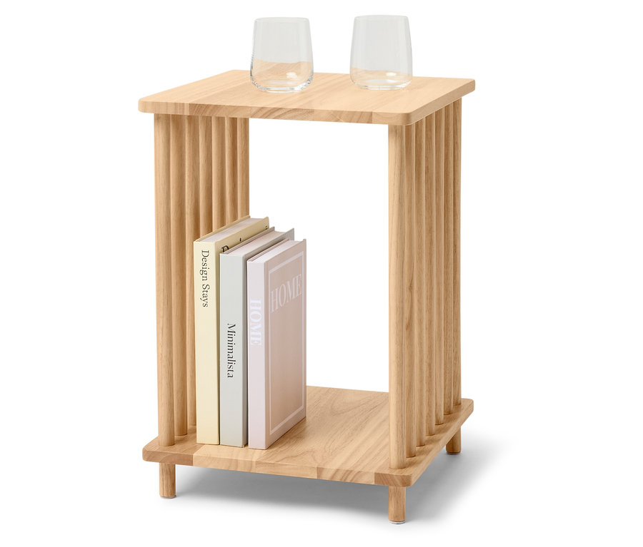 Két üvegpohár áll egy fa asztalon. Alattuk három könyv.