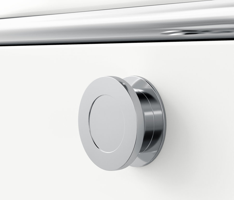 Króm fogantyú részlete fehér bútoron.