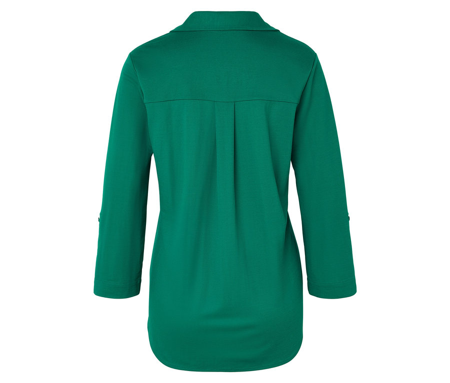Hátulnézet egy zöld blúzról, gallérral és háromnegyedes ujjakkal.
