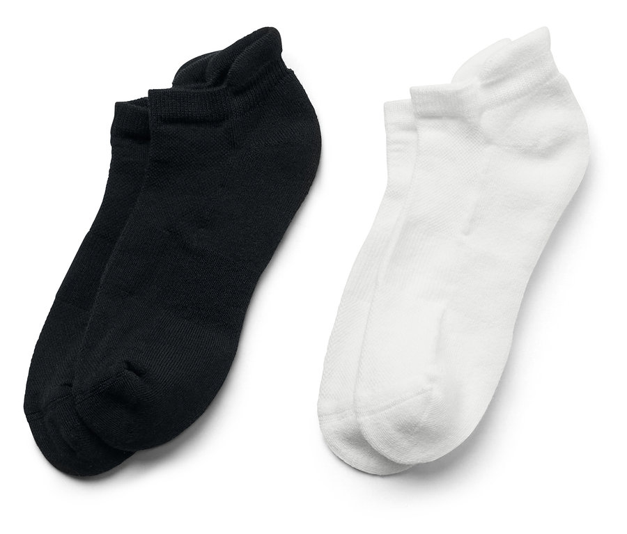 Két pár rövid zokni, egy fekete és egy fehér, egymás mellett fekszik egy fehér háttéren.