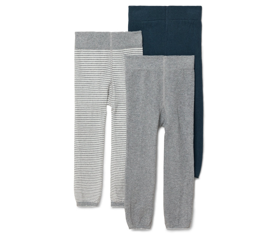 Három harisnya: egy szürke-fehér csíkos, egy szürke és egy sötétkék.