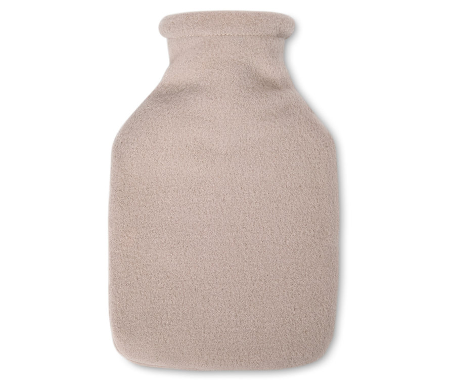 Egy bézs színű hőpalack fehér háttérrel.