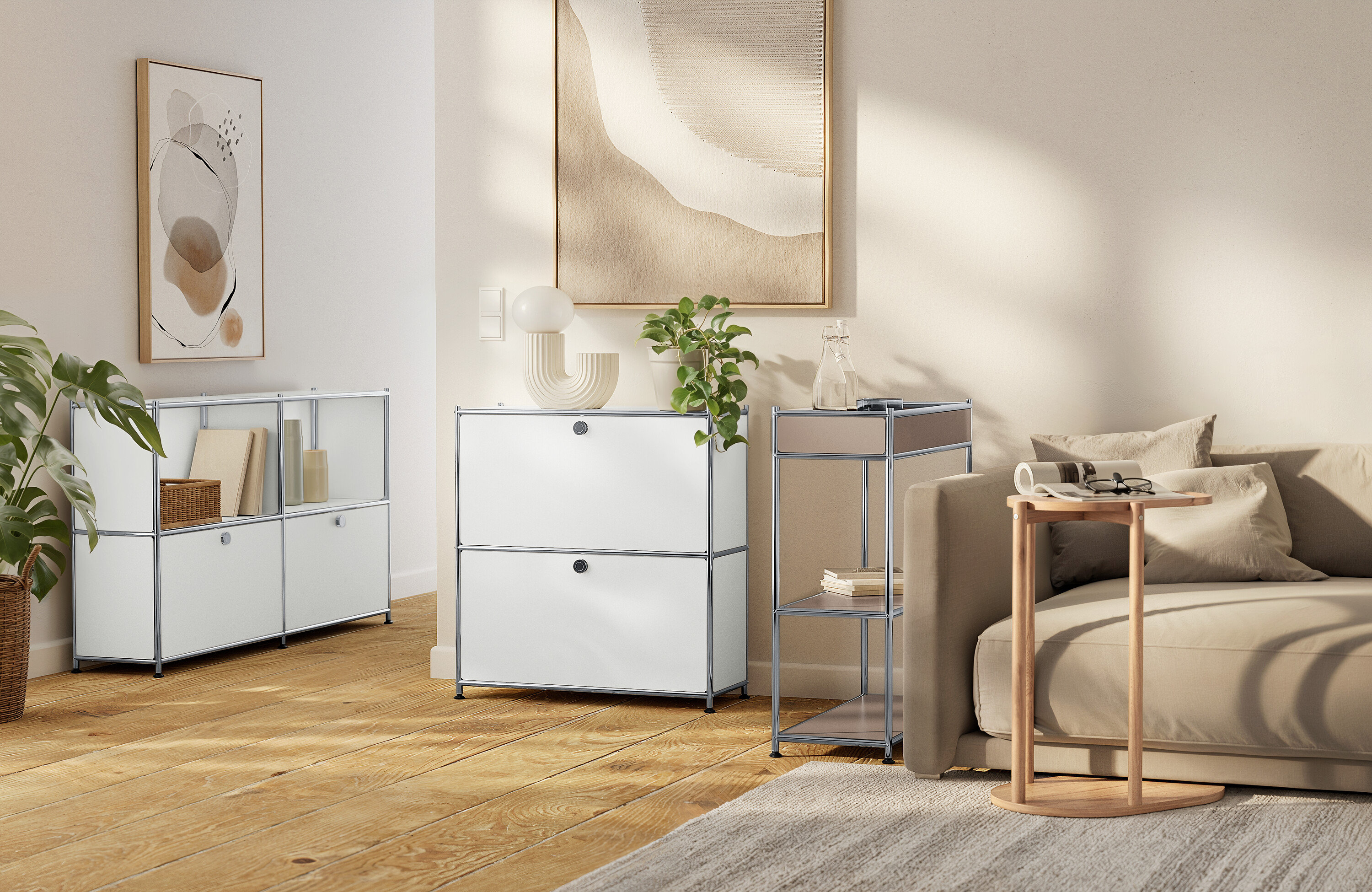 Nappali fehér, moduláris tárolóelemekkel, bézs kanapéval és semleges műalkotásokkal.