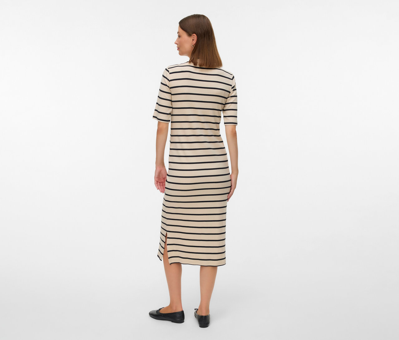 Hátulról látható nő fekete csíkos MAMALICIOUS kismama midiruhában és fekete cipőben.