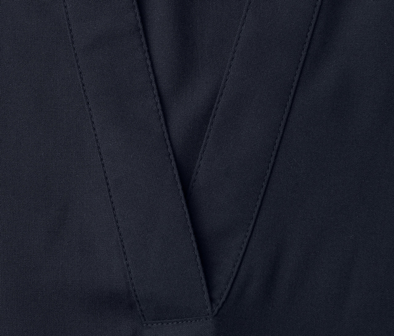 A Street One blúz V-nyakának közeli képe.