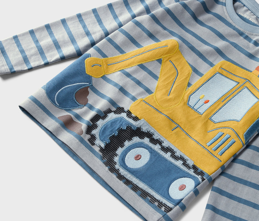 Hosszú ujjú póló kotrógép applikációval szürke-kék csíkos anyagon.