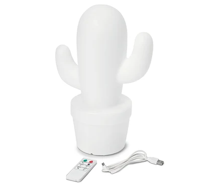 Egy fehér kaktuszlámpa áll egy fehér felületen egy távirányítóval és egy USB-kábellel.