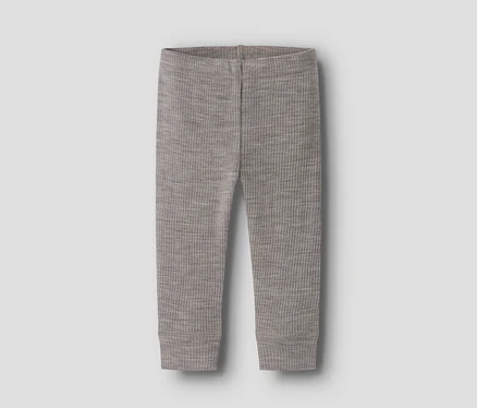 Világosbarna bordázott leggings rugalmas derékrésszel és bordázott bokamandzsettával.