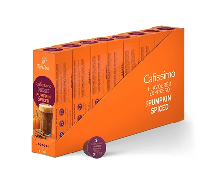 Egy narancssárga bemutató doboz nyolc kisebb, narancssárga Cafissimo Flavoured Espresso - Pumpkin Spiced dobozt tartalmaz, összesen 80 kapszulával. Egyetlen lila kapszula fekszik előtte.
