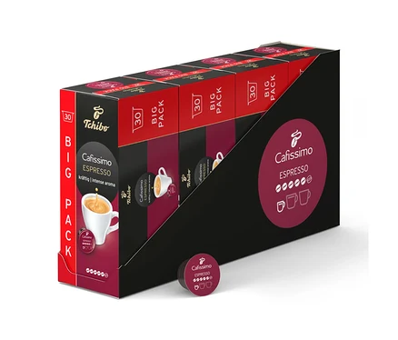 Fekete állvány több piros-fekete, 30 darabos Cafissimo Espresso Intense kávékapszula csomaggal. Előtte egyetlen sötét kapszula fekszik.