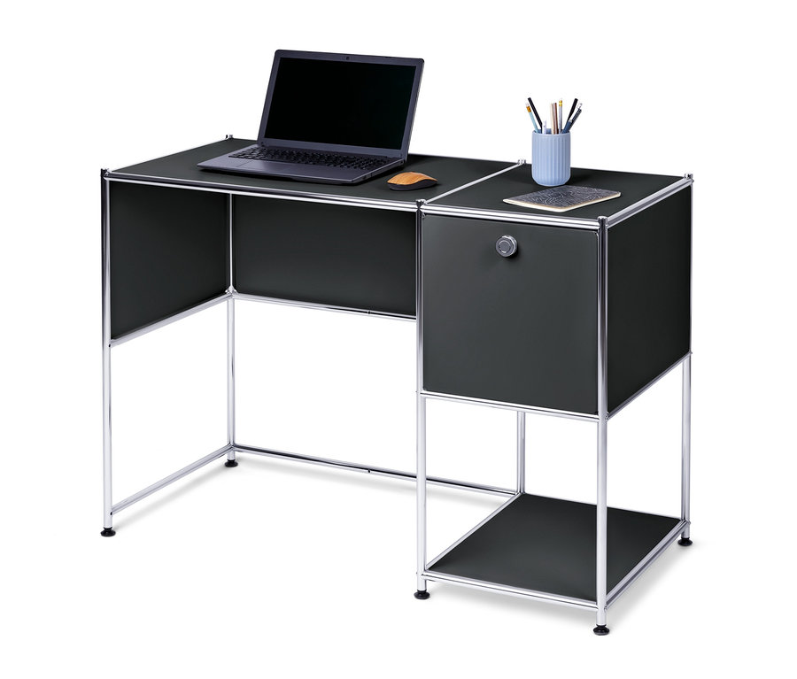 A fekete fém íróasztalon egy laptop, egy egér, egy jegyzettömb, ceruzák és egy ceruzatartó található.