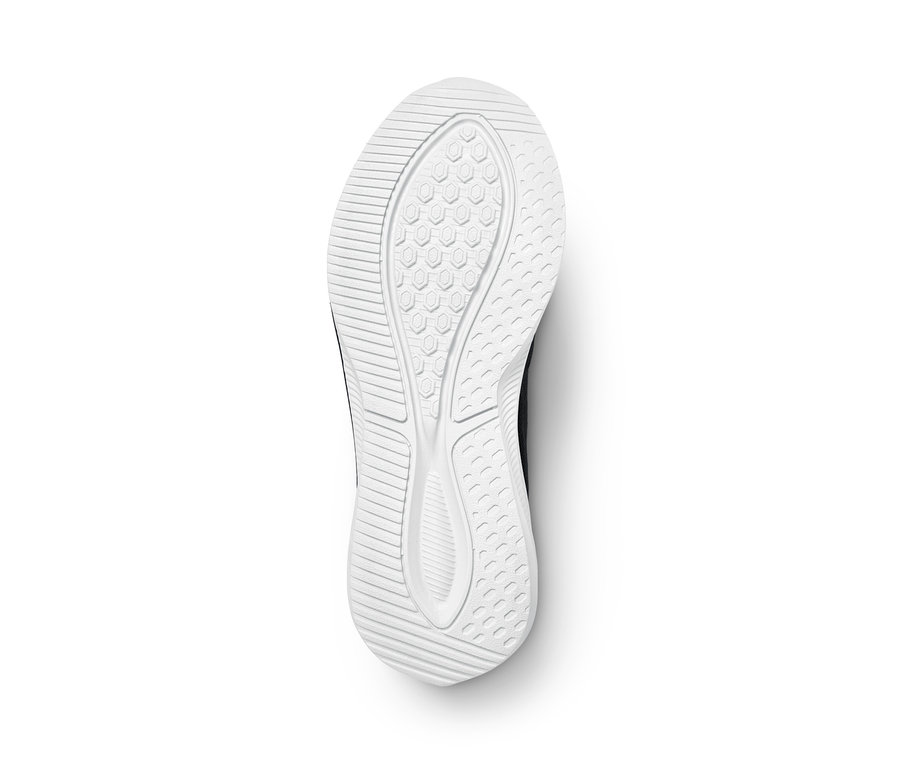 Egy sneaker cipő talpa geometrikus mintával, fehér háttérrel.