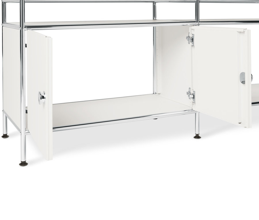 A fehér, fém »CN3« kiegészítő ajtó szett közelképe, nyitott ajtókkal.