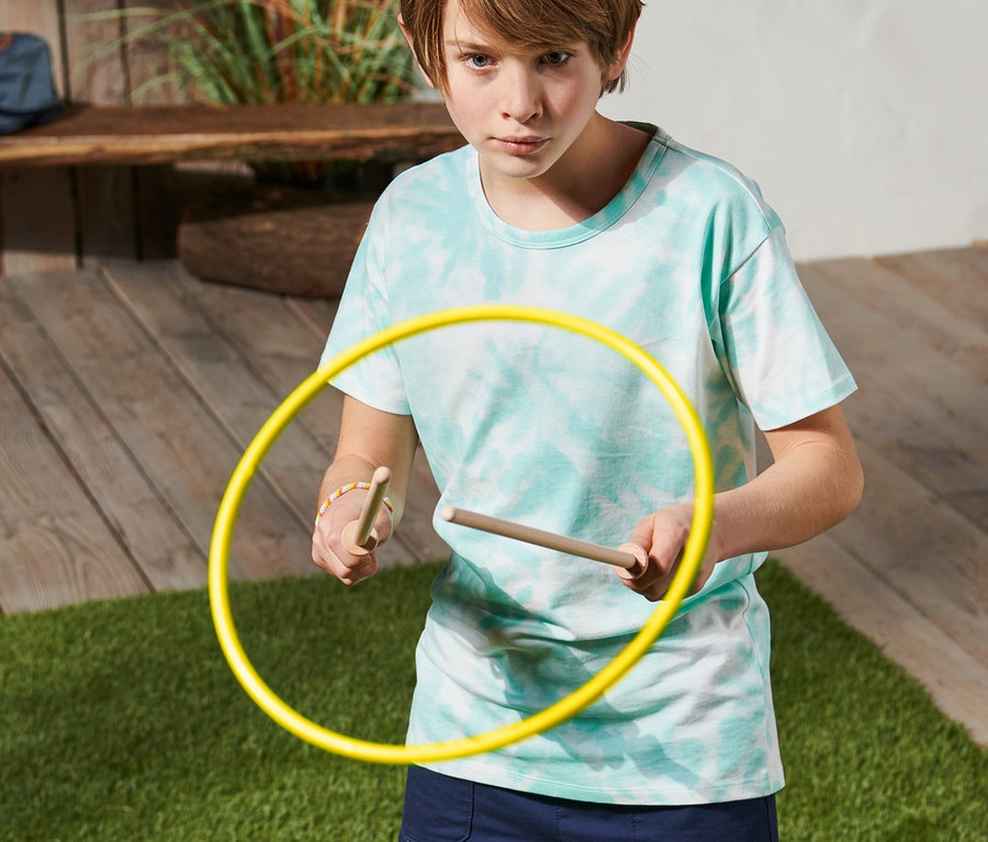 Fiú játszik a Repülő karika játékkal.