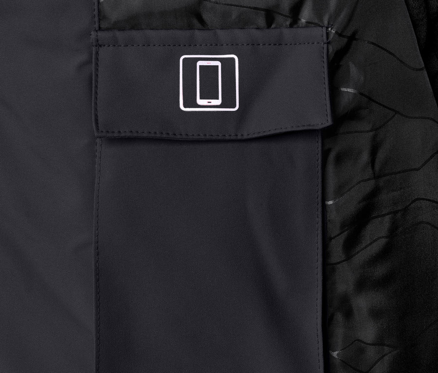 Egy fekete férfi high-tech síkabát részlete, zsebbel és telefon ikonnal.