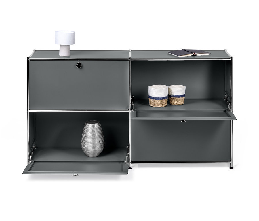 Szürke »CN3« polcos fémkomód 4 lenyíló ajtóval, melyből kettő zárt, kettő nyitott, benne váza és két kosár.