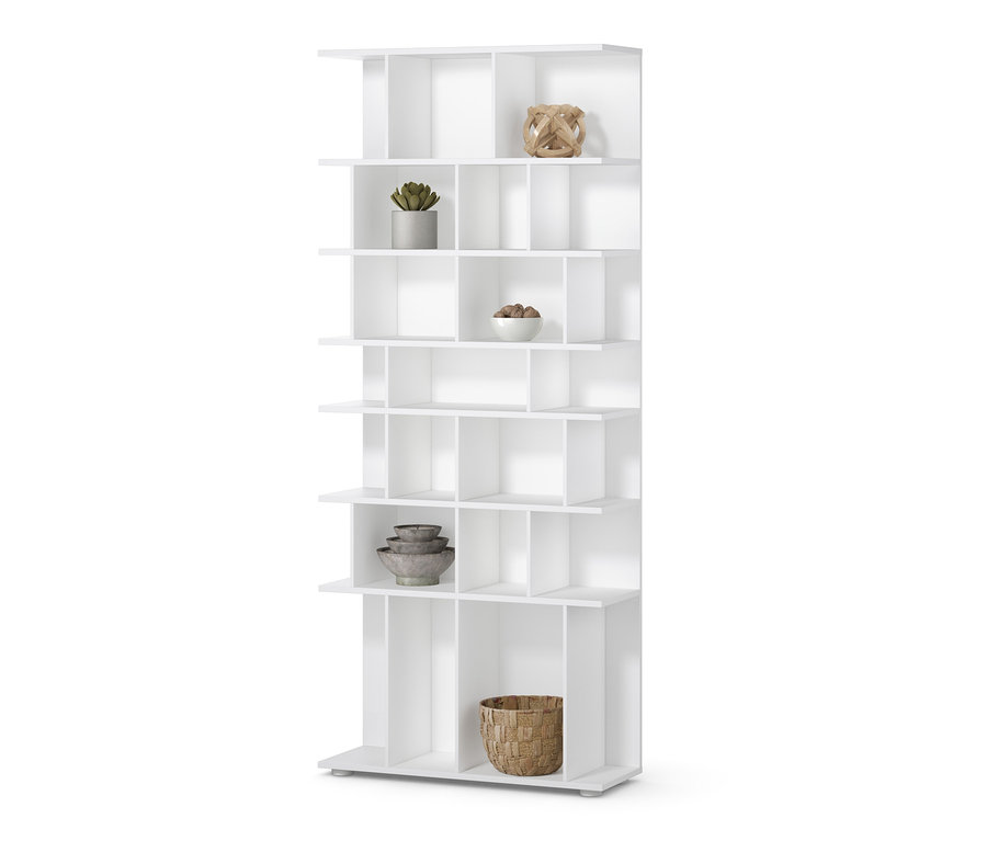 Fehér polc, kb. 80 cm széles, dekorációkkal.