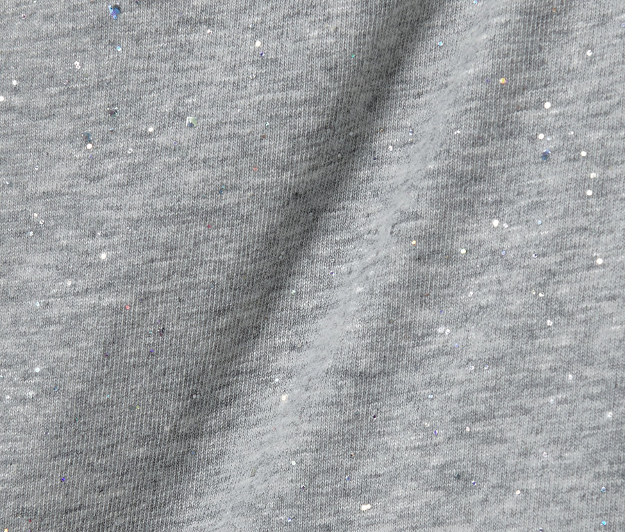 Két kislány leggings részlete, szürke, csillogó.