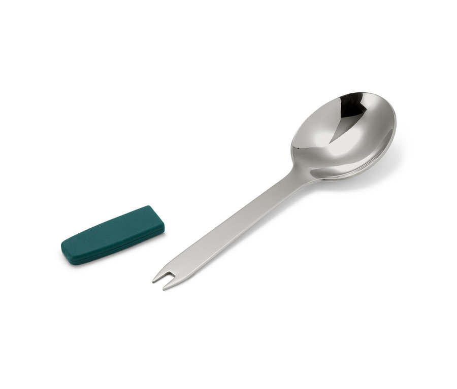 Egy ezüstkanál és egy zöld tok fehér háttéren.