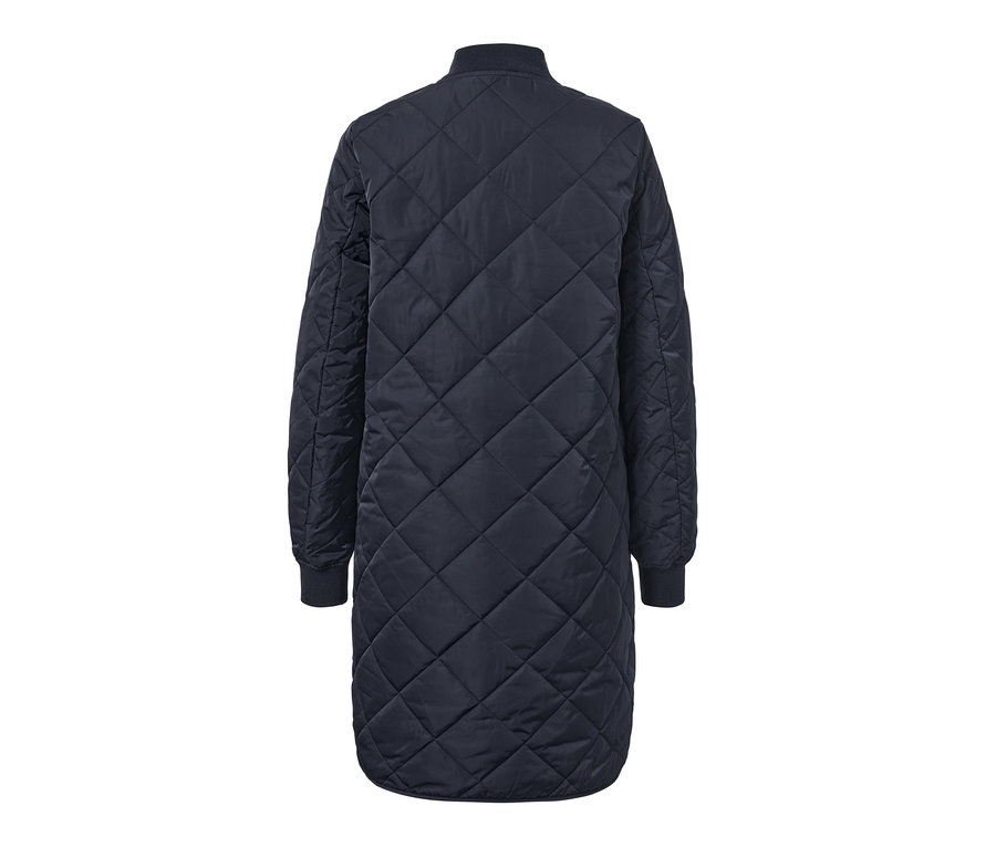 Egy sötétkék női steppelt kabát látható hátulról.