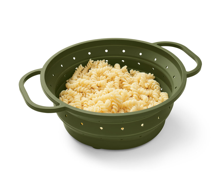 Fusilli tészta egy zöld helytakarékos szilikon szűrőben.