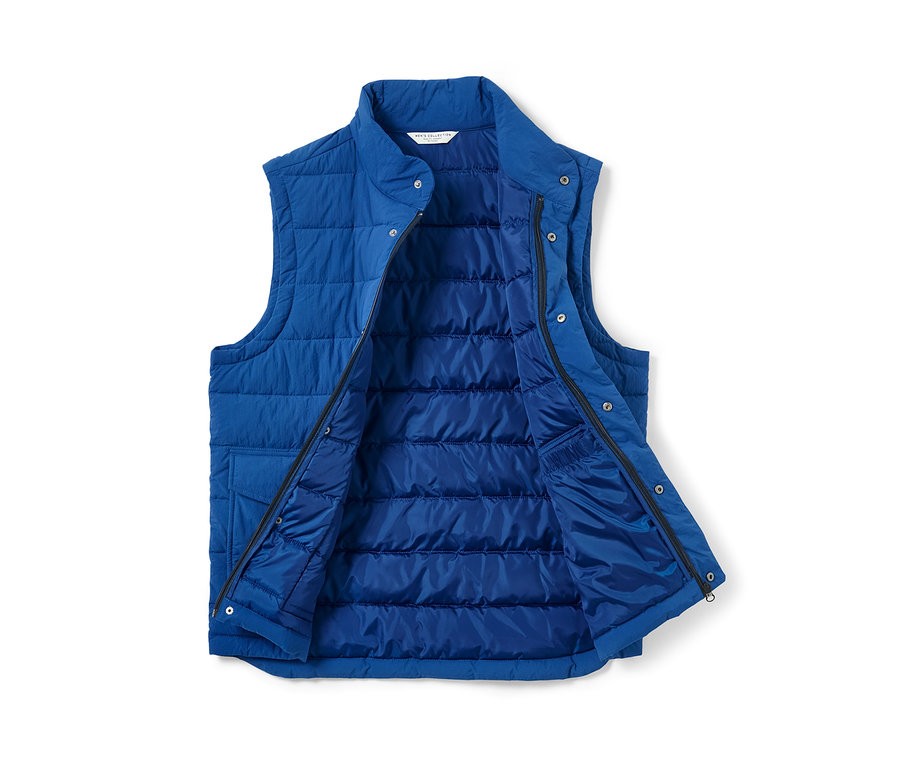 Nyitott, kék férfi steppelt mellény.