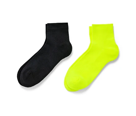 Két pár rövid sportzokni; egy fekete, egy neonsárga.
