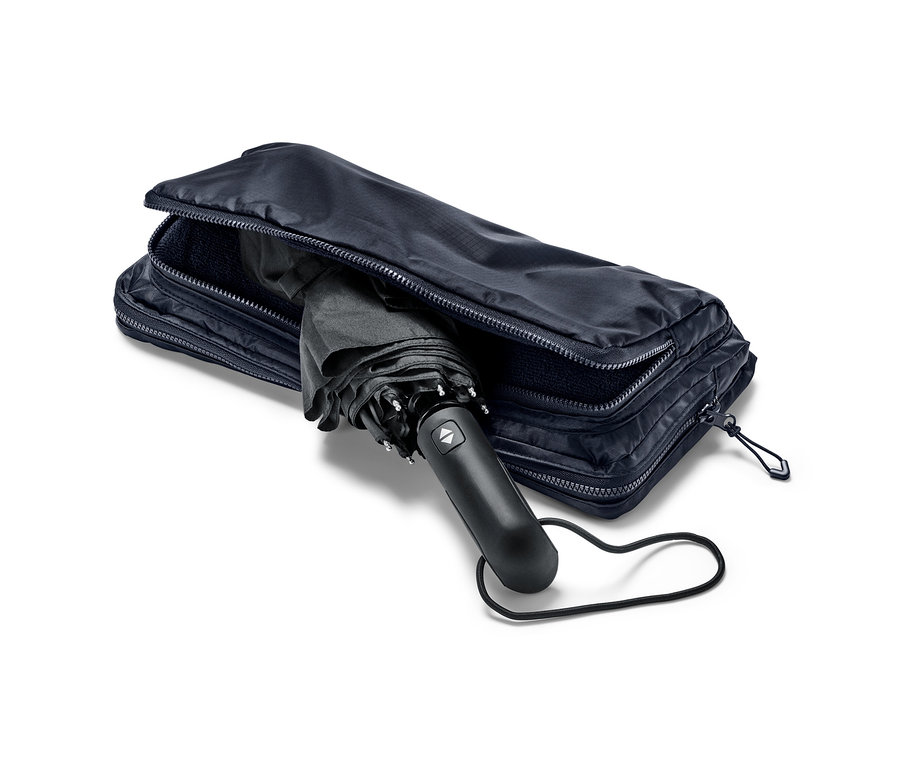 Fekete esernyő részben egy kék, 2 az 1-ben bevásárlótáska és hátizsákban.