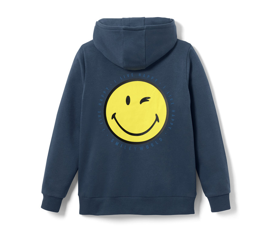Közelkép egy »Smiley« kapucnis gyerek pulóver hátuljáról. A pulóveren egy sárga mosolygós arc látható.
