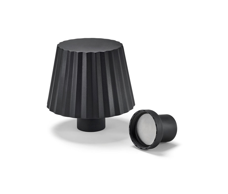 Egy fekete LED-es lámpa palackra és a kupakja egymás mellett fekszik egy fehér háttéren.