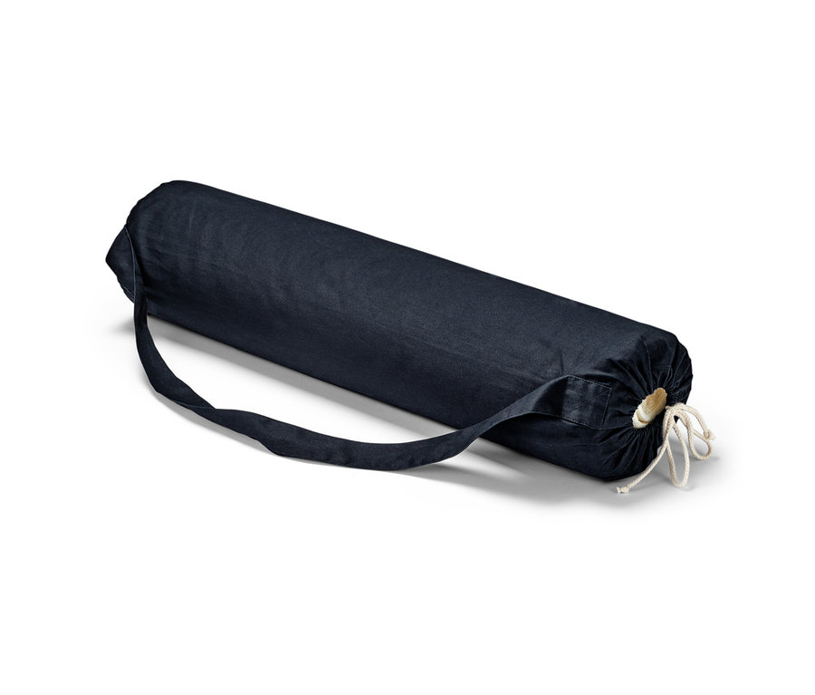 Egy feltekert jógamatrac nyírt gyapjúval, sötétkék tokban, pánttal.