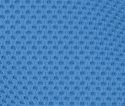 Egy égszínkék hűsítő sporttörölköző részletes felvétele.