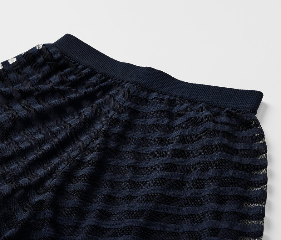 Egy női mesh midi szoknya részletes nézete, sötétkék színben.