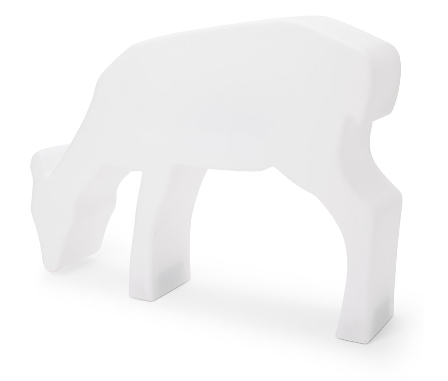 Fehér őzike szobor legelészik fehér háttéren.